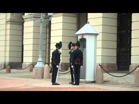 Video: Visite el Cambio de Guardia en el Palacio de Oslo en Noruega