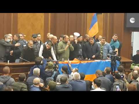 Протестующие ворвались в здание парламента Армении
