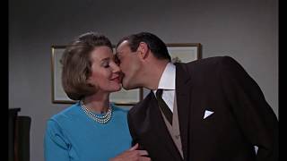 Moneypenny y James Bond. Goldfinger (1964).