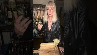 Anneke presents a champagne cocktail for you!