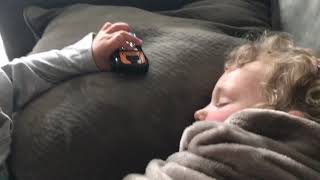 Leo Besando Apasionadamente A Su Hermana Dormida Penny