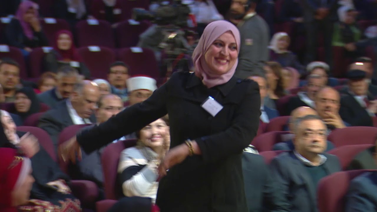 لحظة التكريم الملكي للمعلمة المتميزة آيات عبابنة