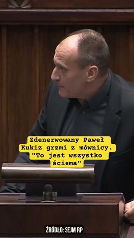 Zdenerwowany Paweł Kukiz grzmi z mównicy. \