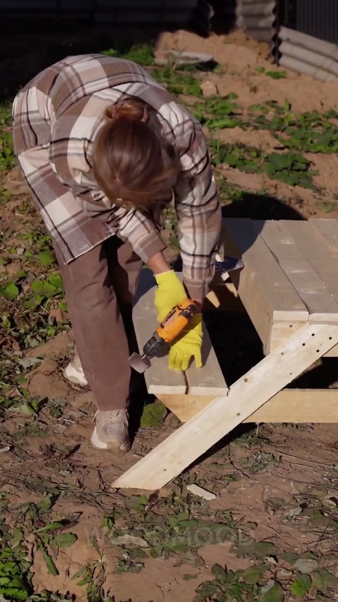Talented Mom builds the toddler zone out of pallets!