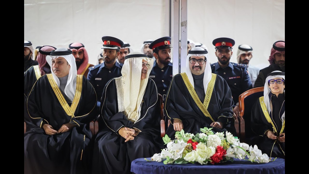 سمو محافظ الجنوبية يشهد طابور شرطة البحرين في القرية التراثية احتفاءً بالأعياد الوطنية