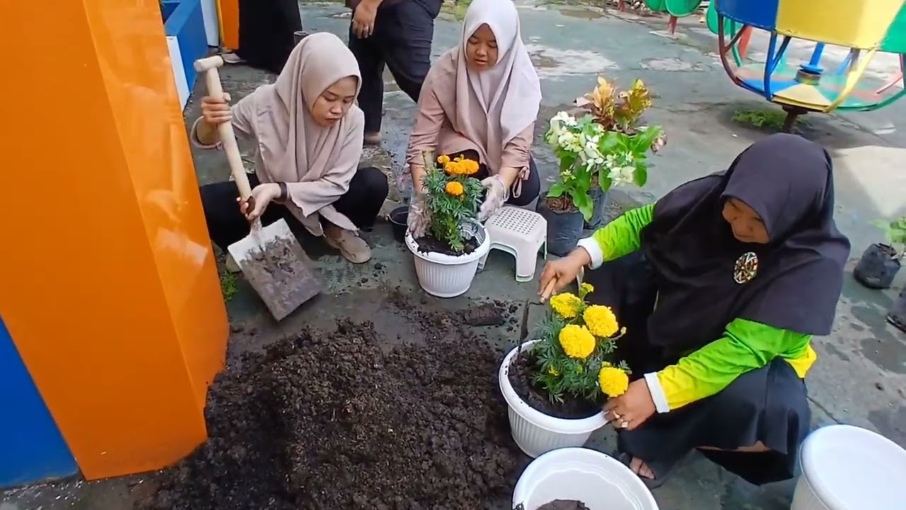 Gerakan Menanam Bunga Di Sekolah