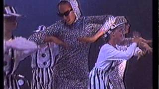 Video thumbnail of "מוני מושונוב ושלמה בראבא - ילד סנדוויץ' מתוך פסטיגל 1990"