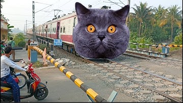 Dangerous CAT Headed Howrah-Katwa EMU Local Train Furious Moving Out At Railgate