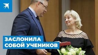 Заслонила собой учеников