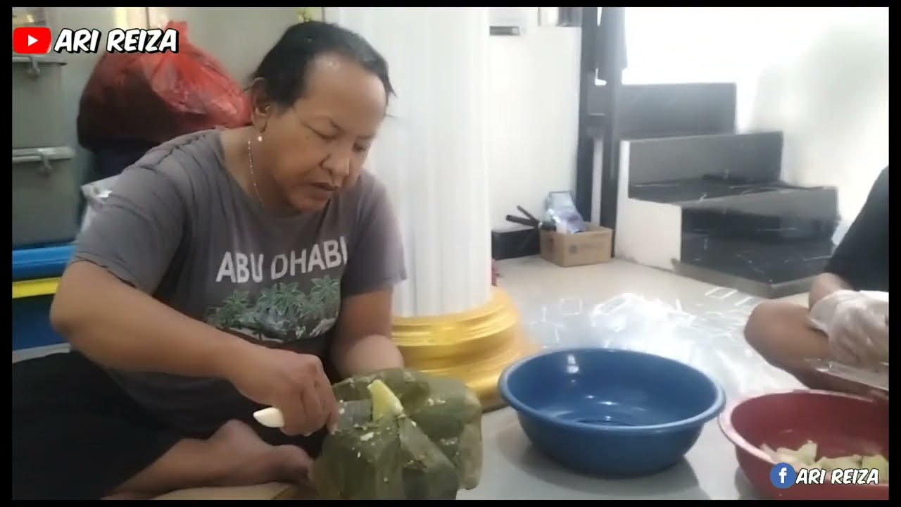 KEDATANGAN BINTANG TAMU,JENG MARIBEL IKUT BANTU LONTONG OPOR AYAM MANOHARA HARI INI 