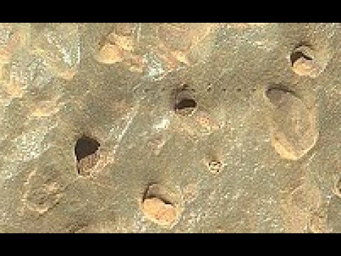 Examinando el Meteorito de Marte   Examining the Mars Meteor