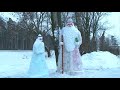 Ярославец создал из снега Деда Мороза и Снегурочку