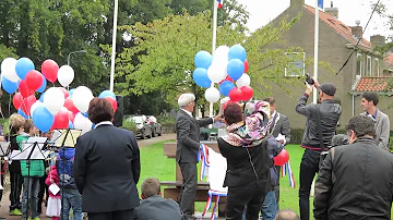 Onthulling herinneringsbank 17 Oktoberplein in IJzendijke.