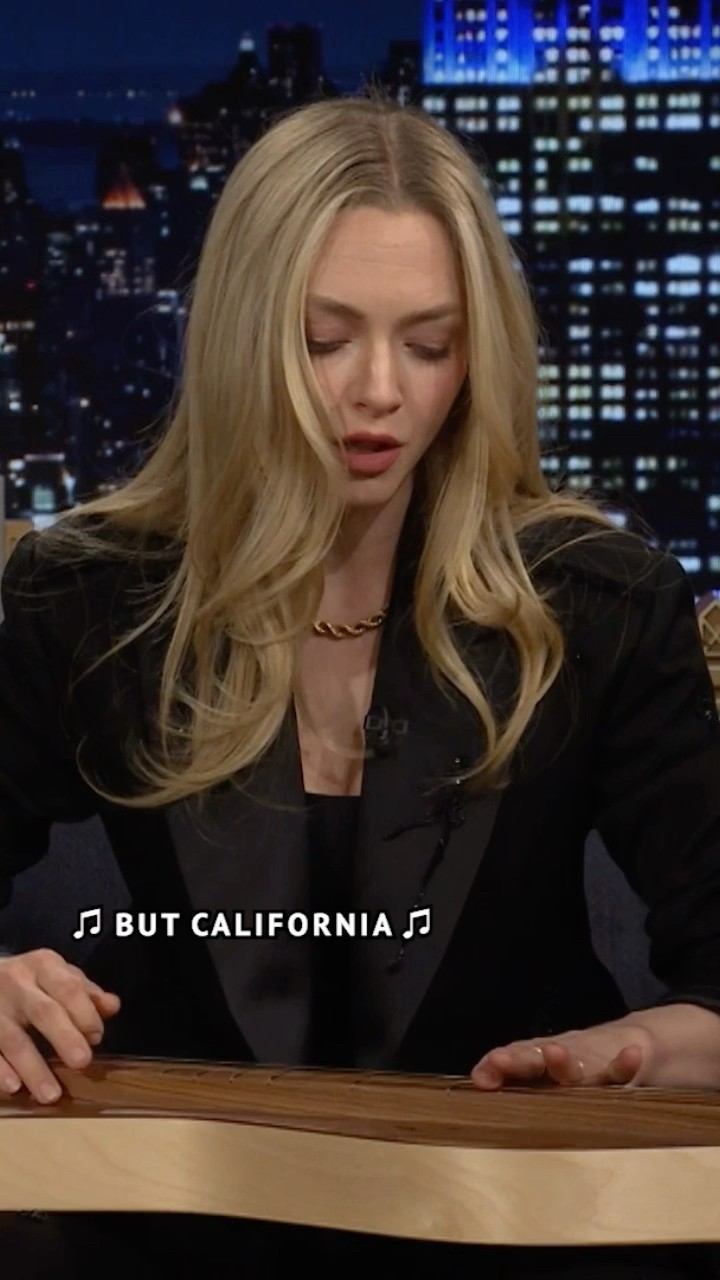 #AmandaSeyfried brings out the dulcimer and sings a cover of #JoniMitchell’s “California”!