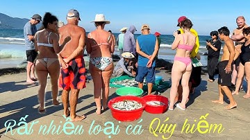 Gió Thổi Mạnh Ngư Dân Nhờ Ca Nô Kéo Lưới Đánh Cá