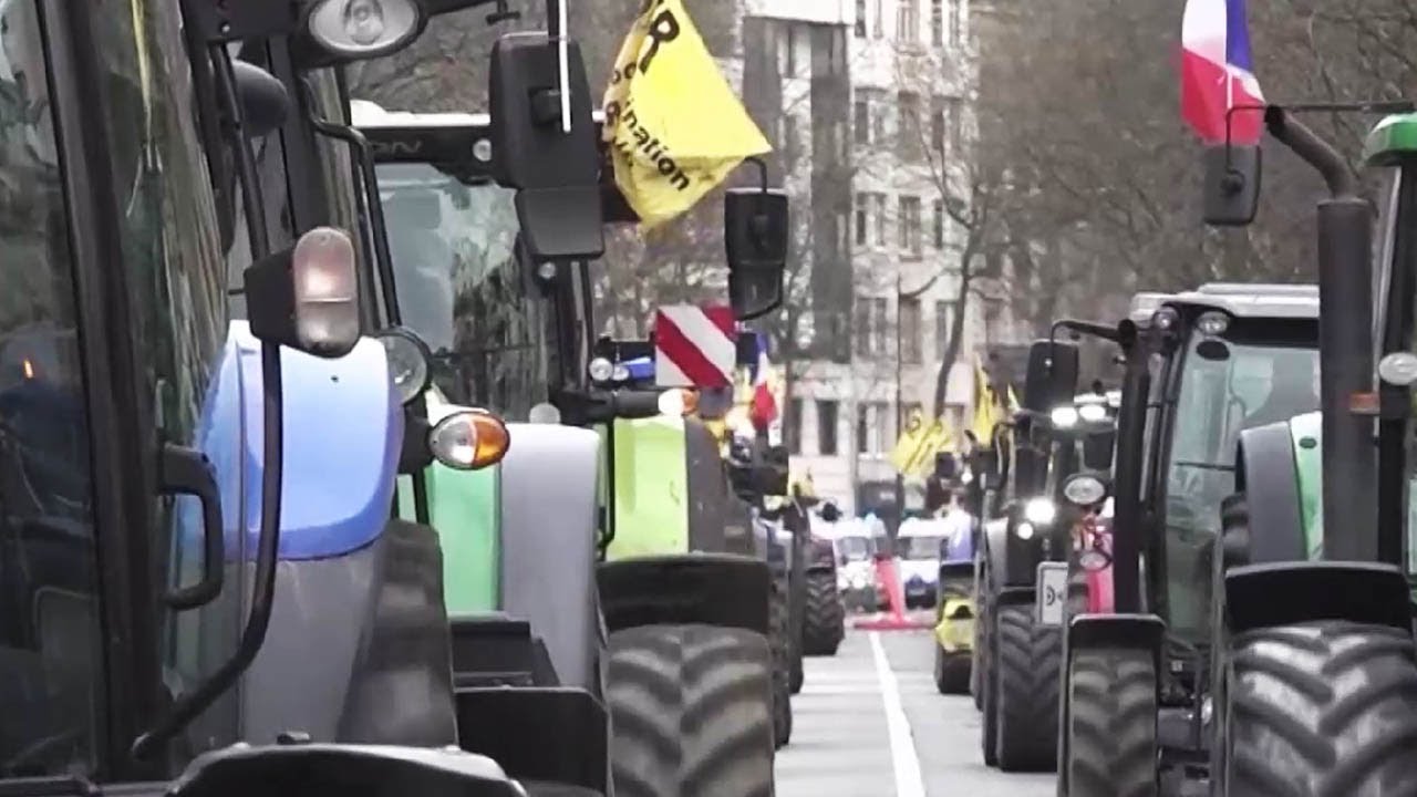 Разъяренные фермеры пригнали пол сотни тракторов в центр Парижа и заблокировали все дороги в городе