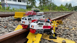 Drama Mencari dan Merakit Mainan Kereta Api CC206,CC203,CC300,Gerbong Di Rel Jalur Kuning Stasiun