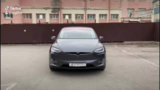 Tesla Mogel X танцует