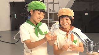 グリーン ダカラちゃん＆ムギちゃん、CM撮影中「またね」の台詞を２人でヒソヒソ打ち合わせ　サントリーグループ新CM