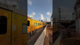 New Delhi Tejas Rajdhani express #railwaycontent #indiantrain #virarrailwaystation #indianrailways