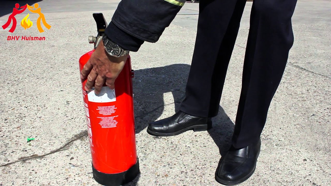 Brand blussen met poederblusser. - YouTube