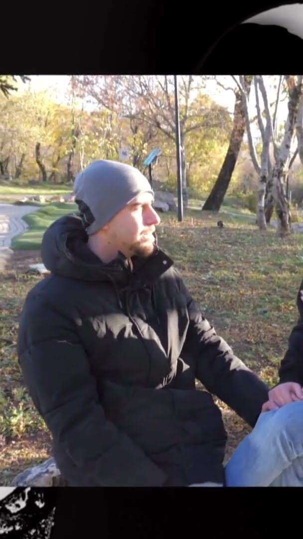 Andrea dhe Ketrina luajnë golf dhe flasin për të shkuarën