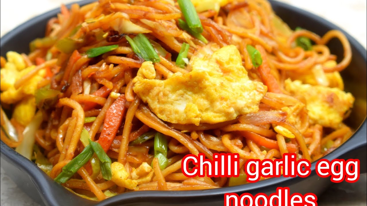 Chilli garlic egg noodles🍜 Spicy Egg chowmin अंडा नूडल्स Spicy egg