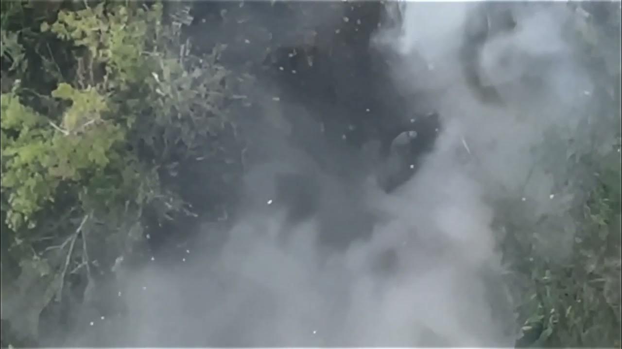 Боец сбивает дрон головой. Боец сбивает дрон головой. Военнослужащий с дроном. Боец сбивает дрон головой. Дроны всу.