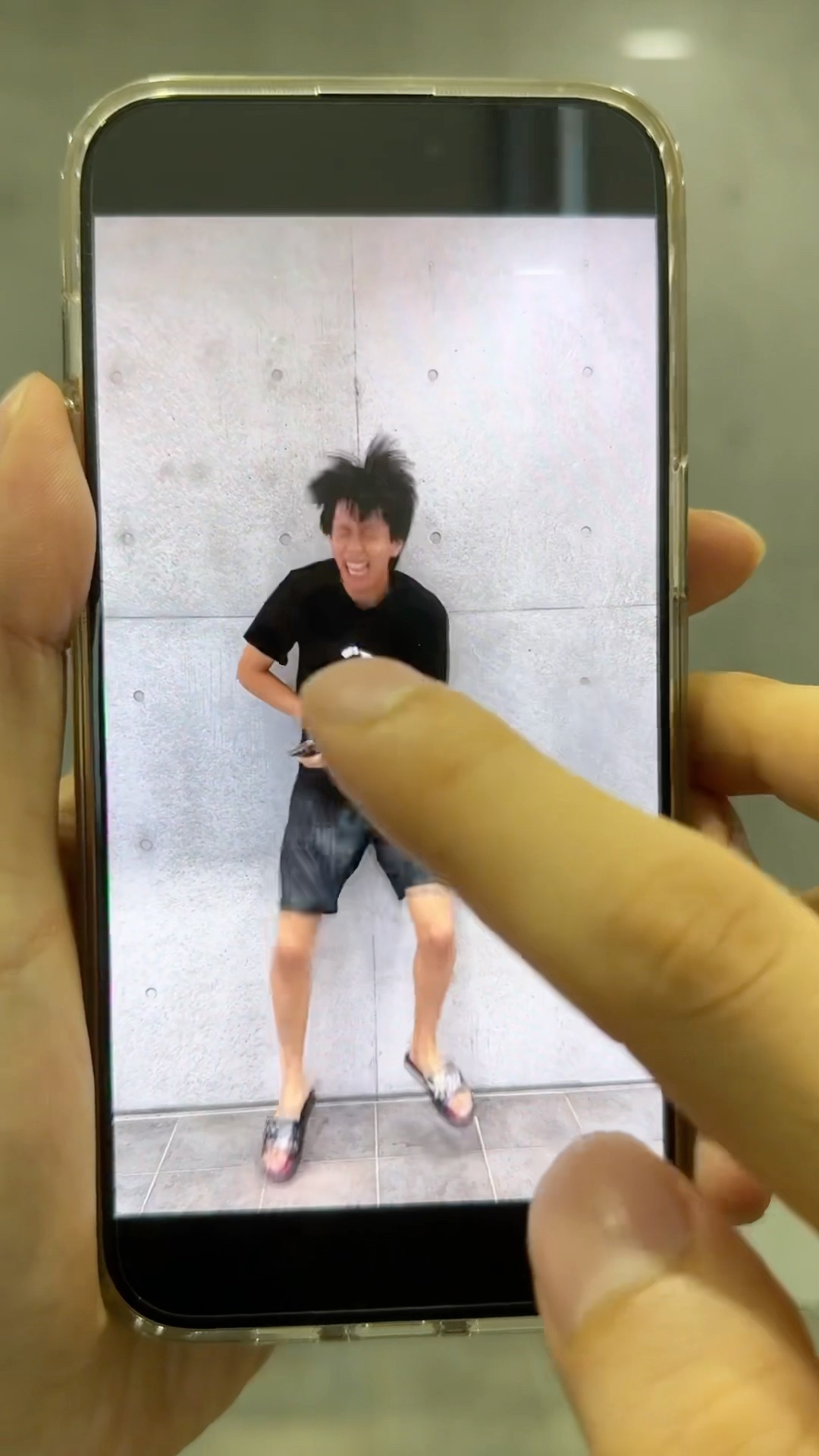 スマホの中に住む男?