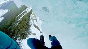 氷の断崖絶壁に宙ぶらりん！ でも動じない／映画『アルピニスト』本編映像