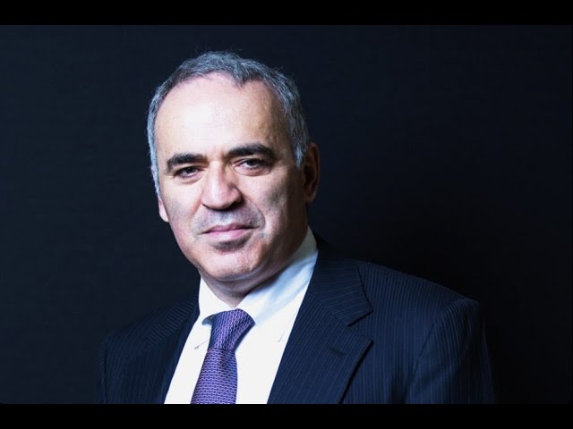 Enxadrista russo Garry Kasparov faz críticas a Putin: 'A cobra que
