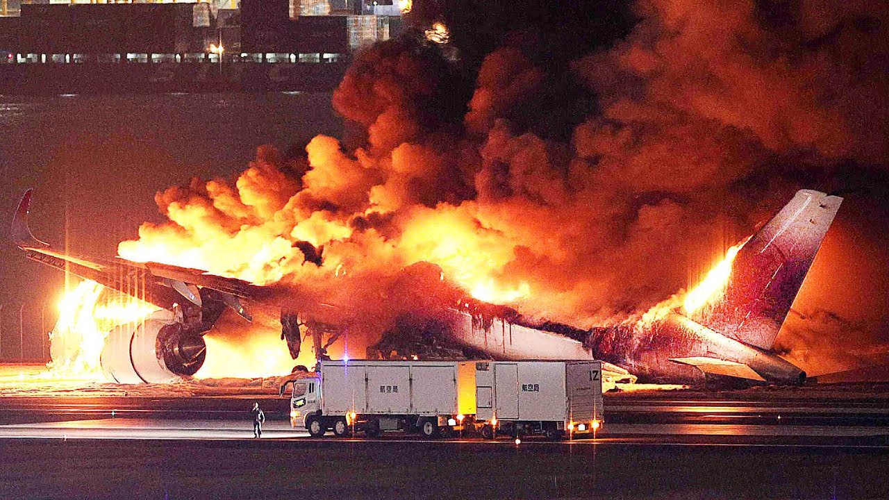 Пассажирский лайнер столкнулся с самолетом береговой охраны в аэропорту Токио