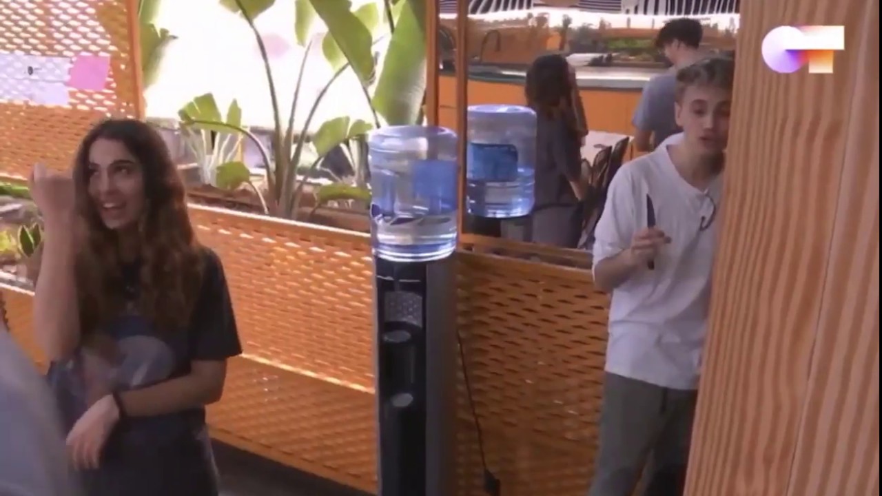 OT 2020 - La cara de Hugo al ver que Anaju y Flavio juegan con su hijo el albaricoque