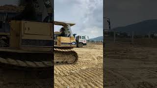 🚜 Dump Truck Ready? Let’s Load It Up! 💪 #ExcavatorLife #TruckLoading
