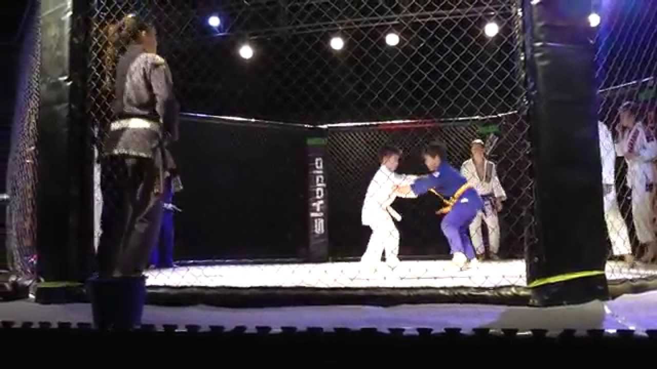 Бои без правил. Показательные выступления дети.