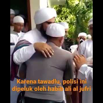 masya Allah, polisi ini dipeluk habib ali al jufri karena ketawaduaannya...