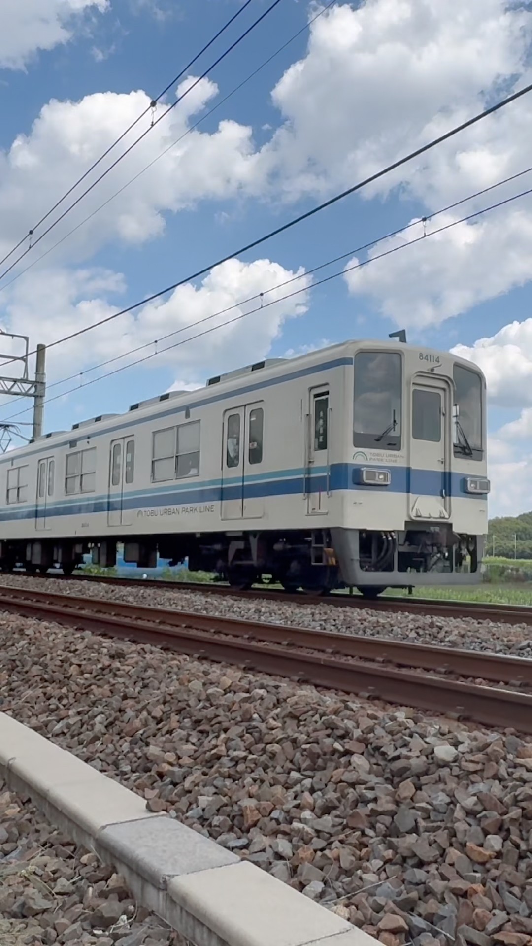 青空です 青空の中を駆ける！】東武8000系81114編成が大和田-大宮公園駅間を通過