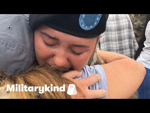 Soldier sobs in mom's arms at the airport | Militarykind