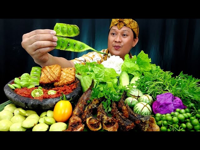 MUKBANG LALAPAN MENTAH + SAMBAL TERASI + nasi hangat || pesta lalapan mentah class=