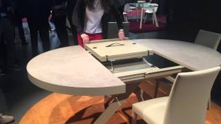 Expandable dining table