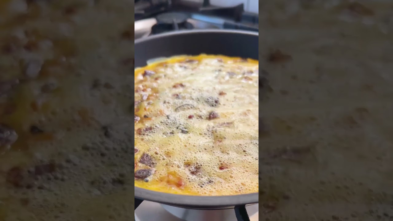 Lækreste omelet med aubergine & sprød bacon