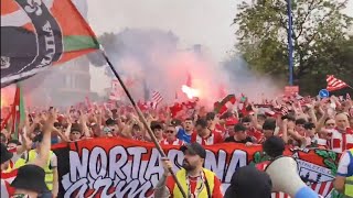 Miles de aficionados en la kalejira del Athletic en Sevilla