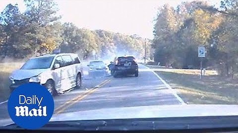Shocking moment reckless driver causes four-car crash - Daily Mail