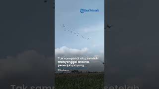 VIRAL Penerjun Payung TNI Mendarat di Atap Rumah Warga, Bikin Warga Histeris