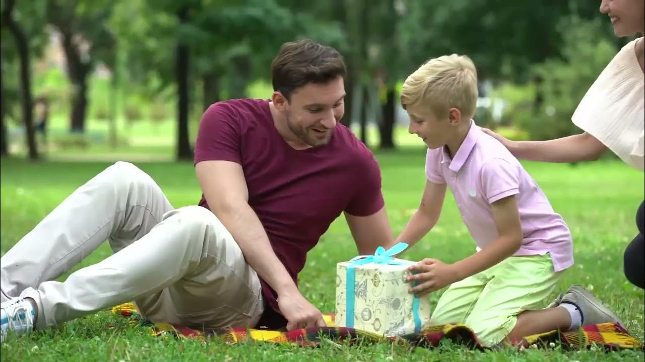 отец наставляет ребенка. взрослый сынсын и отец. разговор ребенка с родителями. переговоры папа. конфликт родителей и детей.