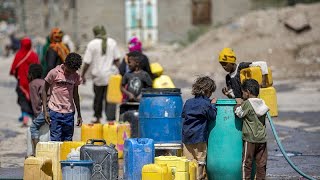 شاهد: أطفال اليمن يتحملون الكَبَد في السير لمسافات لتأمين المياه بدلًا من الذهاب إلى المدرسة