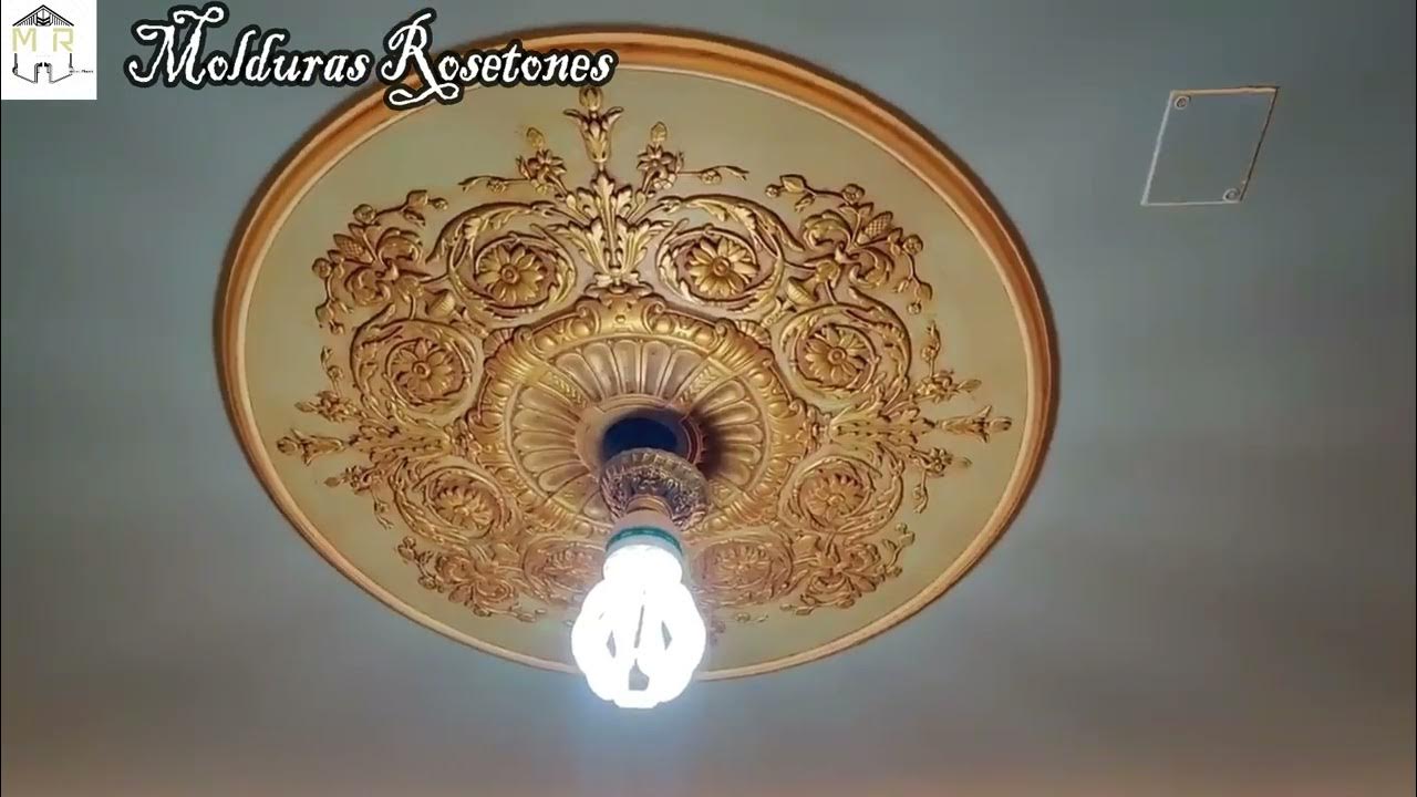 Embellecimiento con Rosetones en Relieve y Molduras de Yeso en el Techo de  un Salón. 