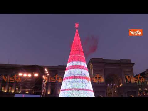 Albero Di Natale Milano.La Spettacolare Accensione Dell Albero Di Natale In Piazza Duomo A Milano Youtube