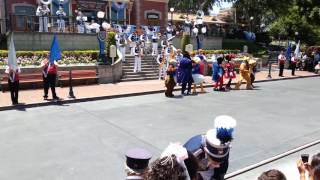 20160527 Mickey Mouse welcomes visitors at entrance of Disneyland Park