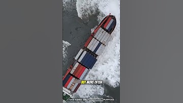 "Wat gebeurt er als een zeecontainer in zee stort? 😳🌊" #Scheepsrampen #VerlorenVracht #OceaanGevaar